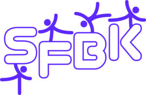 Logo SFBK - lila Grafik auf weißem Hintergrund: Die Blockbuchstaben "SFBK" sind unregelmäßig nach oben und unten versetzt nebeneinander angeordnet. Auf jedem Buchstaben steht oder hängt ein "Strichmännchen" in einer anderen Position, sodass es aussieht, als würden die auf dem Schriftzug turnen.